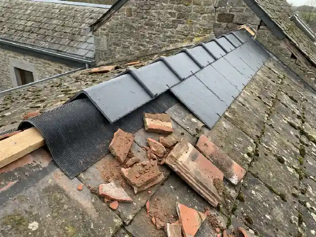 Faîtage reposé à sec sur closoir souple en remplacement du mortier